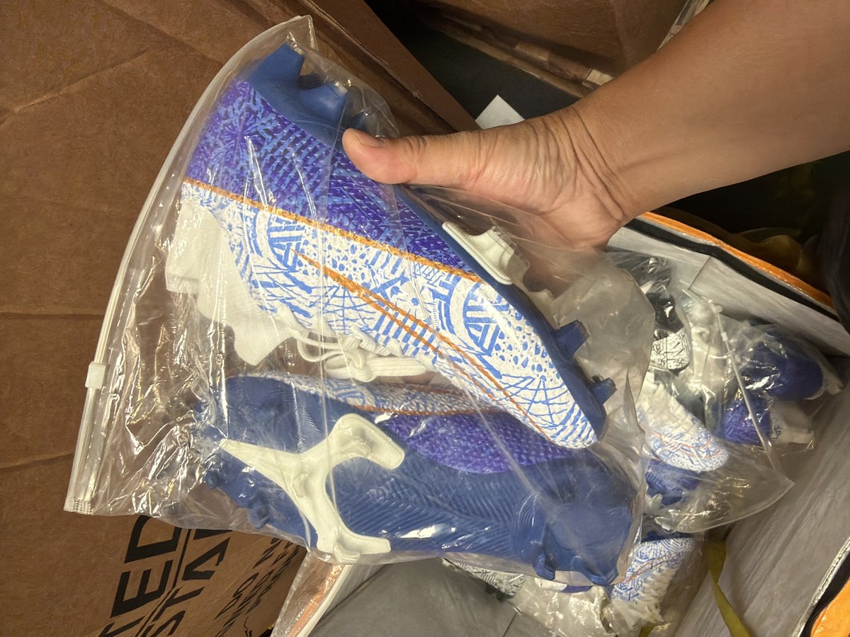 Soccer shoes
